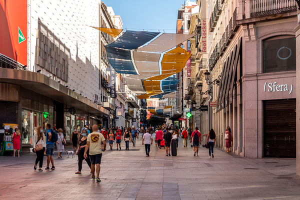 Calle de tiendas en Madrid Preciados