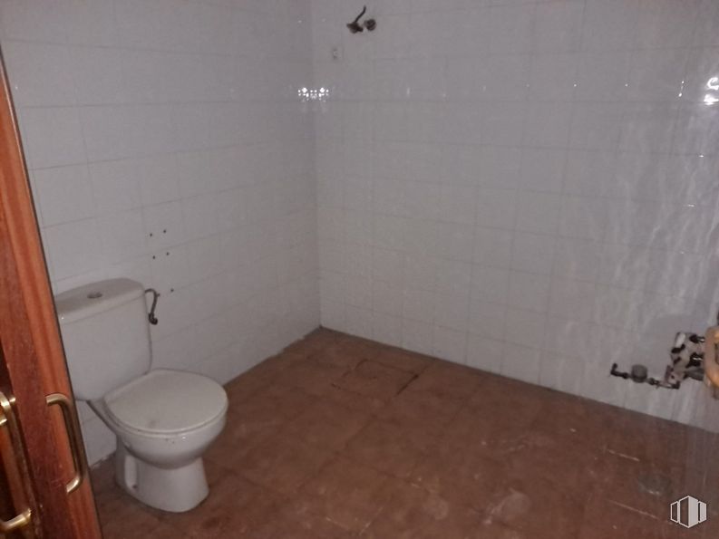 Retail for sale at Zona Tetuán, Tetuán, Madrid, 28039 with toilet, plumbing fixture, bathroom, toilet seat, interior design, floor, flooring, wood, plumbing and fixture around