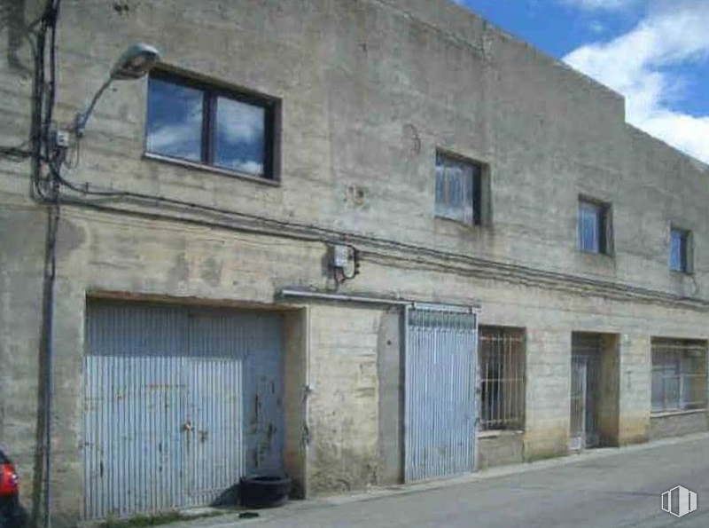 Industrial for sale at Calle Colmena, 8, San Martín de Valdeiglesias, Madrid, 28680 with window, door, building, cloud, sky, brick, wall, asphalt, brickwork and fixture around