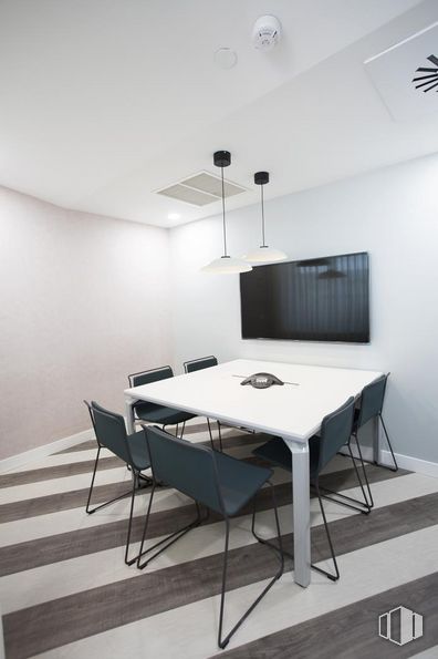 Oficina en alquiler en Edificio Cuzco IV, Paseo Castellana, 141, Tetuán, Madrid, 28046 con silla, alumbrado, mesa, mueble, edificio, madera, rectángulo, interiorismo, gris y cocina alrededor