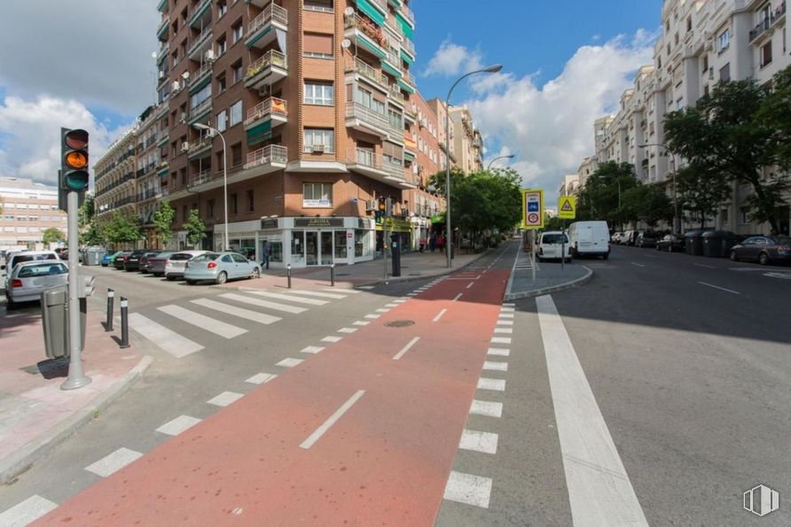 Local en venta en Zona Chamberí, Chamberí, Madrid, 28003 con edificio, coche, cielo, rueda, día, nube, neumático, vehículo, planta y infraestructura alrededor