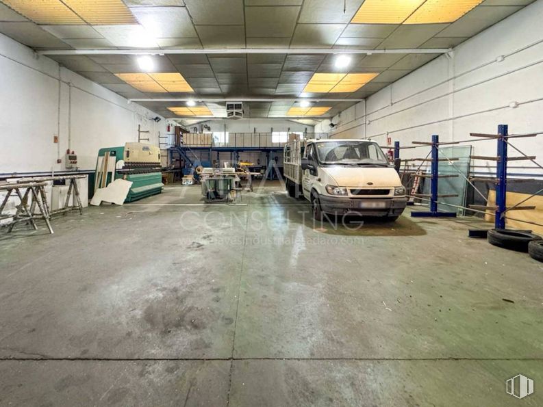 Industrial for sale at Calle Almería, Humanes de Madrid, Madrid, 28970 with ceiling, floor, machine, parking, commercial vehicle, hall, automobile repair shop, workshop, light commercial vehicle and garage around