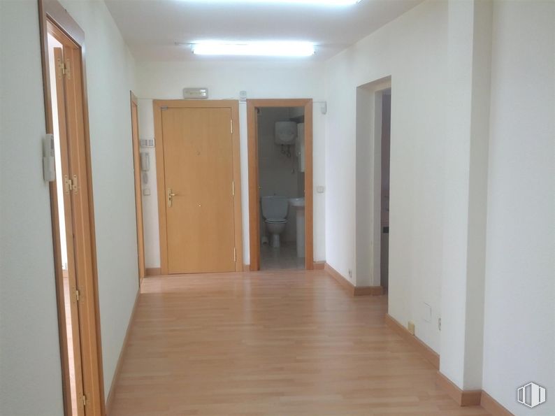 Oficina en alquiler en Calle Gran Vía, 28, Majadahonda, Madrid, 28220 con puerta, suelos, suelo, madera, suelos de madera, interiorismo, suelo laminado, tinte para madera, habitación y madera dura alrededor