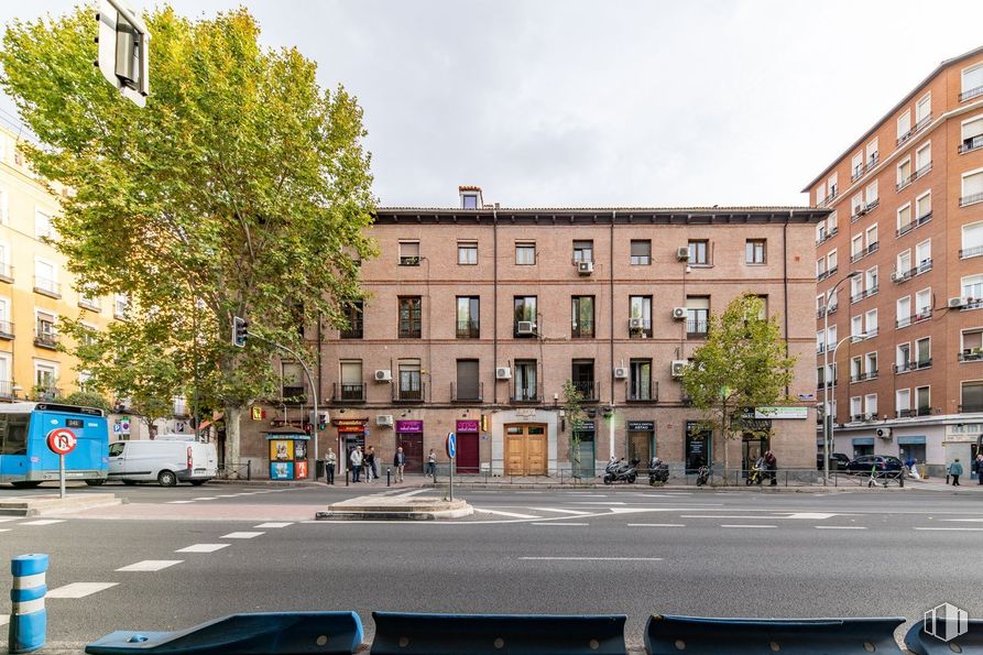 Retail for sale at Zona Pacífico, Retiro, Madrid, 28007 with building, daytime, window, tree, road surface, sky, cloud, urban design, thoroughfare and car around