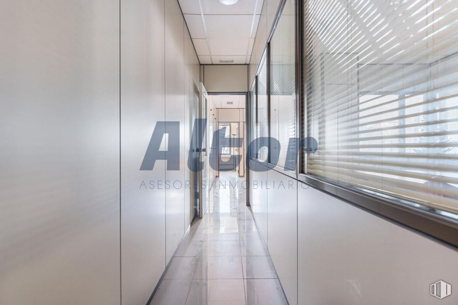 Retail for sale at Calle Rocinante, Fuencarral - El Pardo, Madrid, 28034 with building, fixture, flooring, floor, glass, symmetry, composite material, aluminium, ceiling and metal around