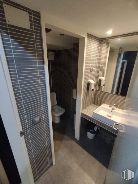 Retail for rent at Calle Corazón de María, Chamartín, Madrid, 28002 with toilet, sink, plumbing fixture, property, mirror, fixture, bathroom, building, floor and tap around