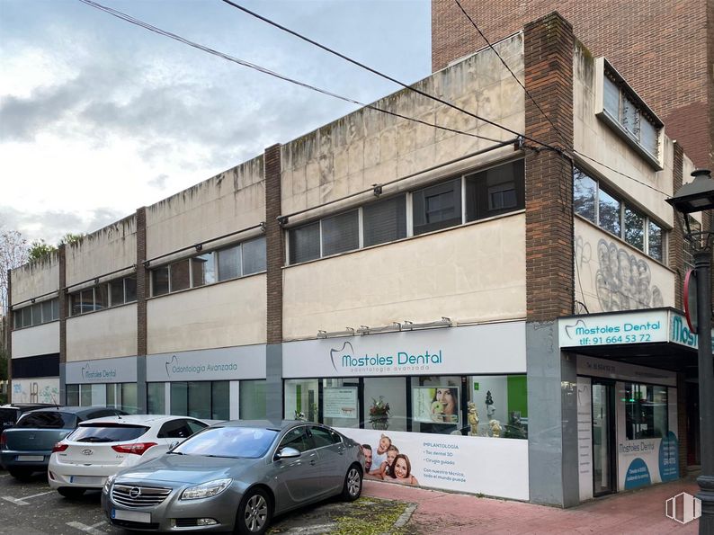 Local en alquiler en Avenida Dos de Mayo, 36, Móstoles, Madrid, 28934 con coche, ventana, edificio, luz de estacionamiento, neumático, rueda, cielo, vehículo, nube y diseño automovilístico alrededor