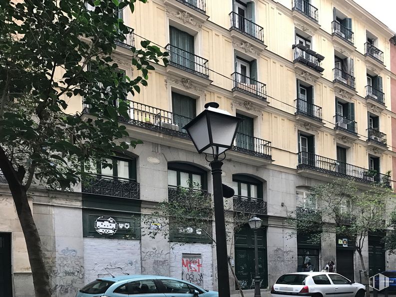 Local en venta en Calle Desengaño, 6, Centro, Madrid, 28004 con coche, vehículo terrestre, rueda, edificio, neumático, vehículo, ventana, planta, iluminación del automóvil y árbol alrededor