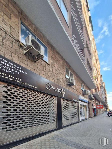 Retail for rent at Zona Ríos Rosas, Chamberí, Madrid, 28003 with composite material, concrete, night and sign around