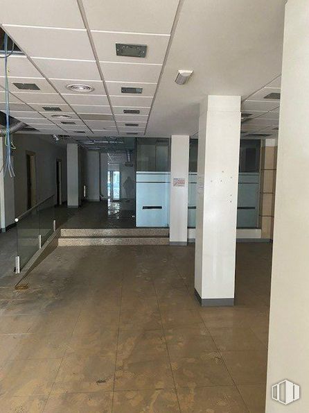 Local en alquiler y venta en Paseo Curas, Alcalá de Henares, Madrid, 28801 con ebanistería, edificio, hall, suelos, suelo, accesorio, techo, detector de humo, vidrio y puerta alrededor