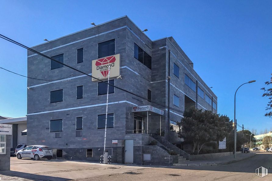 Nave en venta en Diamond Business Center, Calle Llanos de Jerez, 22, Coslada, Madrid, 28820 con coche, edificio, luz de la calle, cielo, ventana, neumático, árbol, rueda, zona residencial y vehículo alrededor