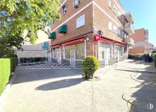 Retail for sale at Casco Histórico de Barajas, Barajas, Madrid, 28042 with plant, building, window, sky, road surface, asphalt, architecture, urban design, house and sidewalk around