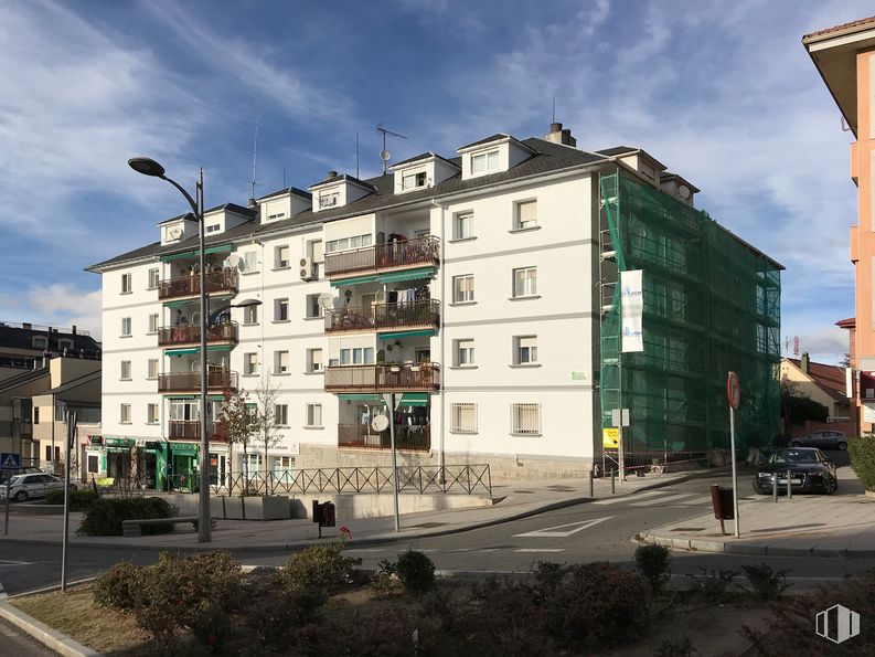 Local en venta en Calle Luceros, 2, Collado Villalba, Madrid, 28400 con edificio, luz de la calle, nube, cielo, planta, ventana, condominio, diseño urbano, fachada y superficie de la carretera alrededor