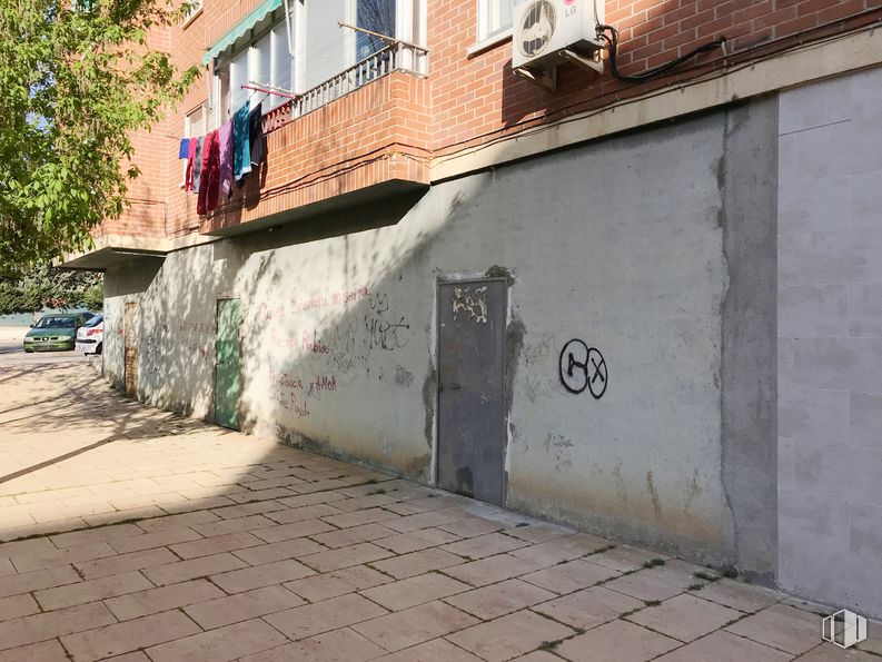 Local en alquiler y venta en Paseo del Sol, 8, Meco, Madrid, 28880 con edificio, planta, ventana, superficie de carretera, asfalto, casa, arte, árbol, pintura y grafiti alrededor