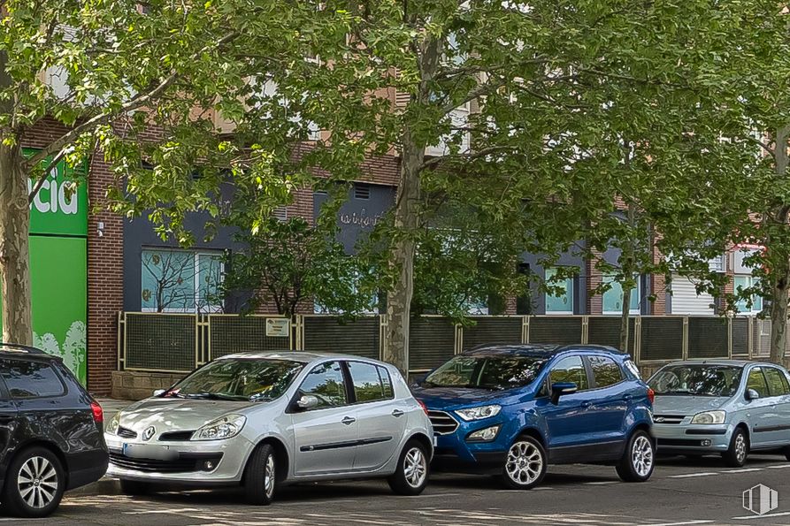 Local en alquiler en Calle Pinar de San José, 23, Carabanchel, Madrid, 28054 con coche, neumático, rueda, vehículo terrestre, luz de estacionamiento, vehículo, retrovisor lateral para automóviles, planta, llanta de aleación y vehículo de motor alrededor