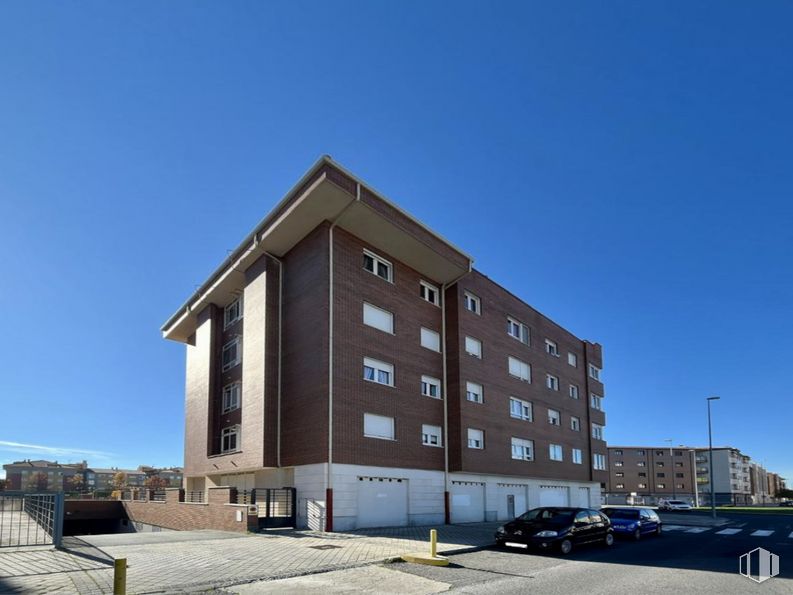 Retail for sale at Calle Gardenia, Ávila, 05003 with building, car, sky, window, tire, vehicle, urban design, wheel, facade and commercial building around