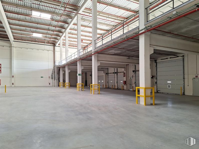 Nave en alquiler en Polígono industrial La Atalayuela, Villa de Vallecas, Madrid, 28031 con hall, suelo, haz, gas, suelos, ingeniería, material compuesto, accesorio, edificio y madera alrededor