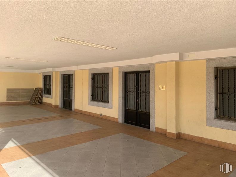 Local en venta en Paseo Santo Tomás, Ávila, 05003 con ventana, puerta, accesorio, madera, hall, suelos, suelo, suelo de baldosas, pared y inmobiliario alrededor