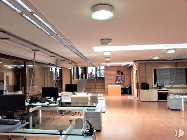 Local en venta en Calle Juan Bravo, Salamanca, Madrid, 28006 con lámpara, pantalla de ordenador, mueble, silla de oficina, mesa, edificio, silla, ordenador, piso y suelo alrededor