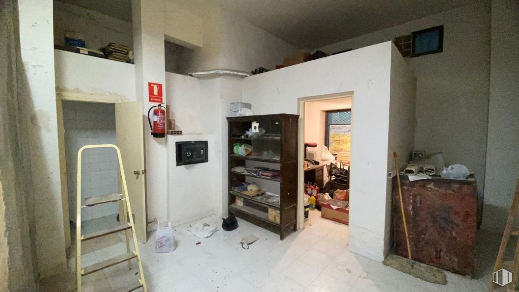 Retail for sale at Calle Cardenal González Mendoza, 3, Guadalajara, 19001 with ladder, houseplant, door, interior design, building, flooring, wood, cabinetry, floor and ceiling around