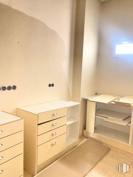 Retail for rent at Calle Narros del Castillo, Colmenar Viejo, Madrid, 28770 with filing cabinet, chest of drawers, cabinetry, wood, flooring, floor, drawer, dresser, cupboard and plywood around