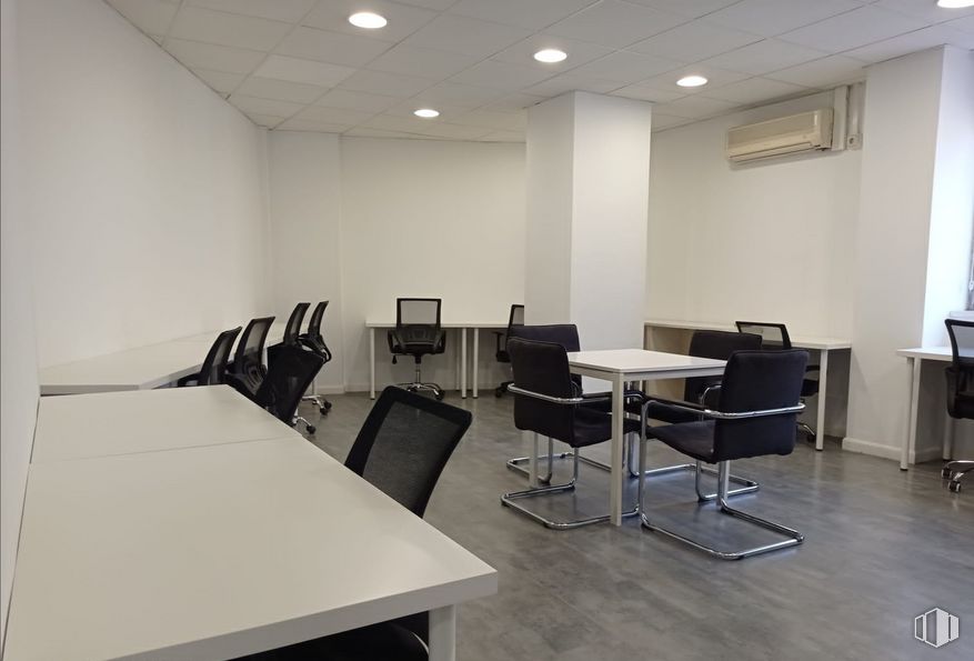 Oficina en alquiler en Plaza Santa María Soledad Torres Acosta, 1, Centro, Madrid, 28004 con silla, mesa, mueble, edificio, diseño de interiores, suelo, piso, pared, pasillo y silla de oficina alrededor