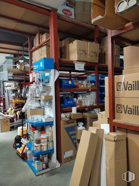 Retail for sale at Calle Alto de la Concepción, Las Rozas de Madrid, Madrid, 28230 with packaged goods, shipping box, wood, floor, publication, retail, shelving, carton, packaging and labeling and flooring around