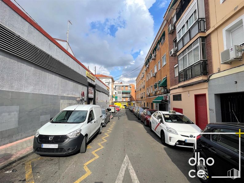 Retail for rent at Calle San Braulio, 3, Carabanchel, Madrid, 28019 with car, window, building, automotive parking light, tire, wheel, vehicle, sky, cloud and vehicle registration plate around