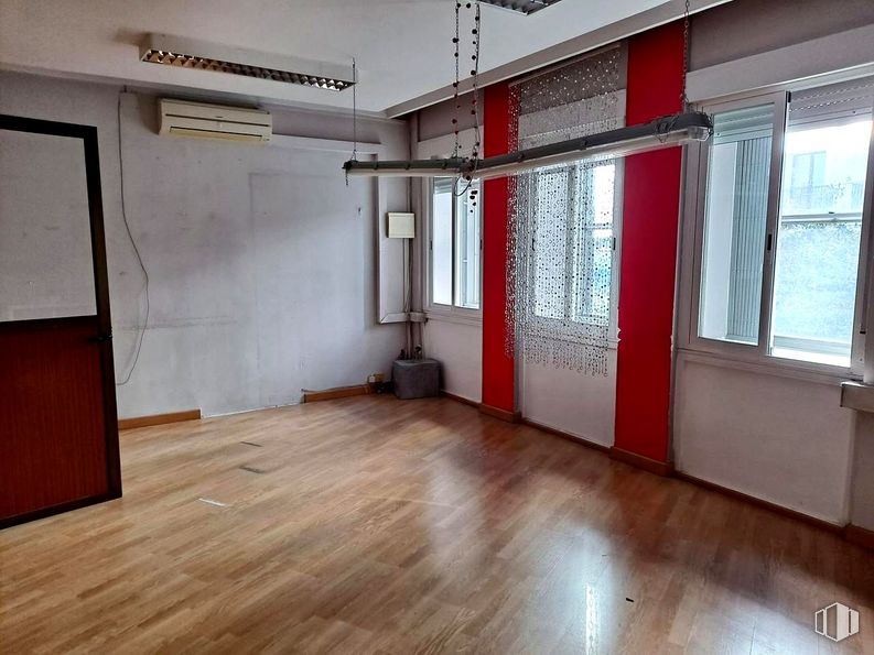 Office for sale at Calle Montera, Centro, Madrid, 28013 with window, door, flooring, floor, wood, ceiling, interior design, wood flooring, lighting and laminate flooring around