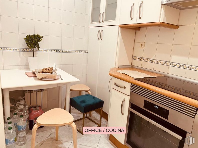 Oficina en alquiler en Calle Príncipe de Vergara, 263, Chamartín, Madrid, 28016 con taburete, horno, mesa, mueble, planta, ebanistería, cocina, madera, interiorismo y aparato de cocina alrededor