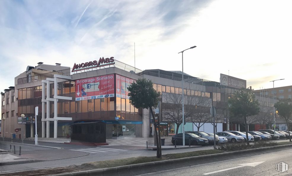 Retail for sale & for rent at Avenida Constitución, 90, Torrejón de Ardoz, Madrid, 28850 with building, cloud, sky, plant, street light, car, vehicle, road surface, asphalt and tree around