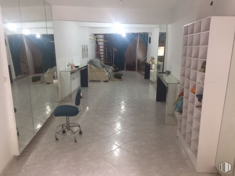 Retail for rent at Plaza del Arrabal, 21, Arévalo, Ávila, 05200 with couch, chair, bookcase, table, furniture, office chair, interior design, flooring, fixture and hall around