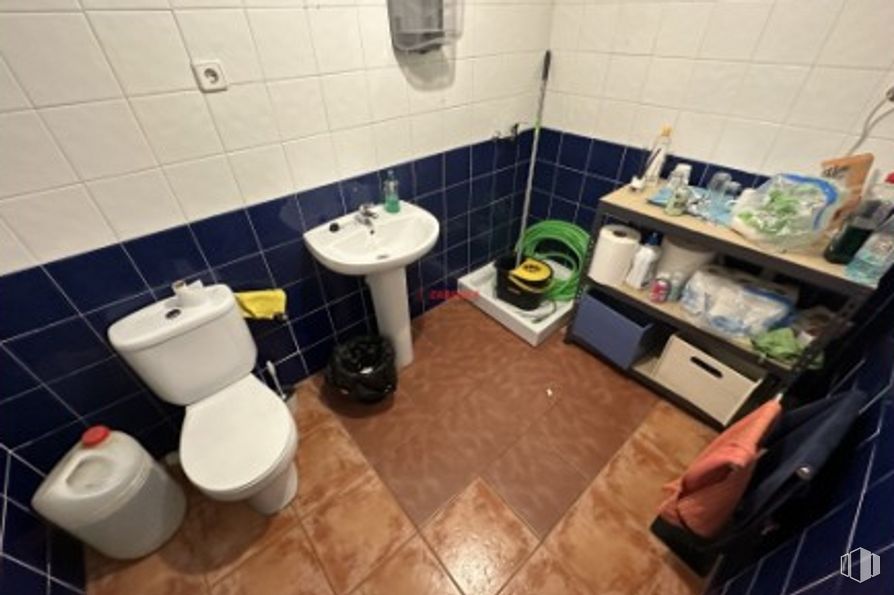 Industrial for sale at Zona industrial, Gerindote, Toledo, 45518 with toilet, sink, toilet seat, bathroom, purple, plumbing fixture, floor, flooring, plumbing and waste container around