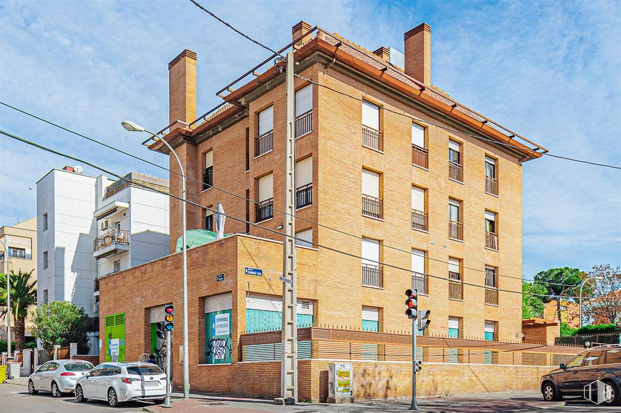 Retail for sale & for rent at Calle Fernández Caro, 11, Ciudad Lineal, Madrid, 28027 with car, building, sky, window, cloud, tire, wheel, vehicle, street light and urban design around