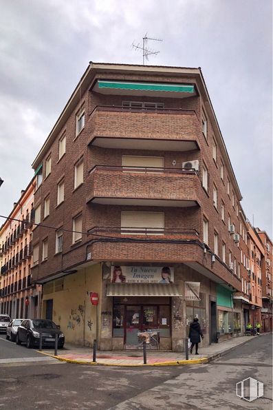 Retail for sale at Calle Cerería, 17, Talavera de la Reina, Toledo, 45600 with building, car, cloud, sky, window, house, wheel, condominium, street light and urban design around