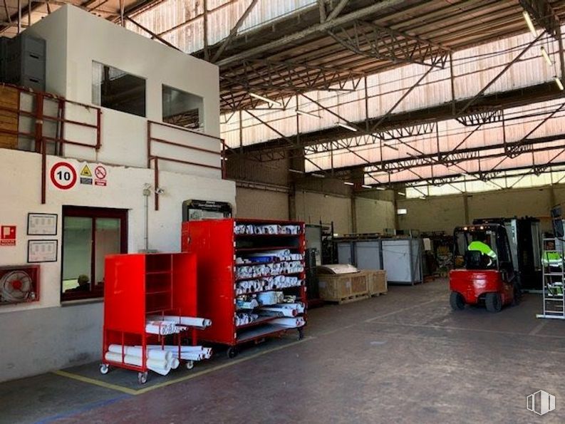 Nave en venta en Zona Industrial San Fernando de Henares, San Fernando de Henares, Madrid, 28830 con ventana, mueble, edificio, vehículo motorizado, piso, suelo, diseño automotriz, gas, ingeniería y máquina alrededor