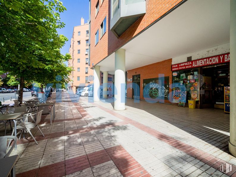 Retail for sale at Calle Arcos, San Blas - Canillejas, Madrid, 28032 with chair, building, table, road surface, plant, tree, architecture, urban design, neighbourhood and wall around