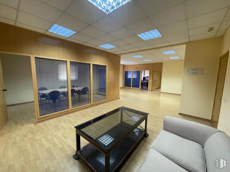 Oficina en alquiler en Calle Azuela, Collado Villalba, Madrid, 28400 con sofá, mesa de centro, propiedad, alumbrado, interiorismo, suelo, suelos, inmobiliario, confort y hall alrededor