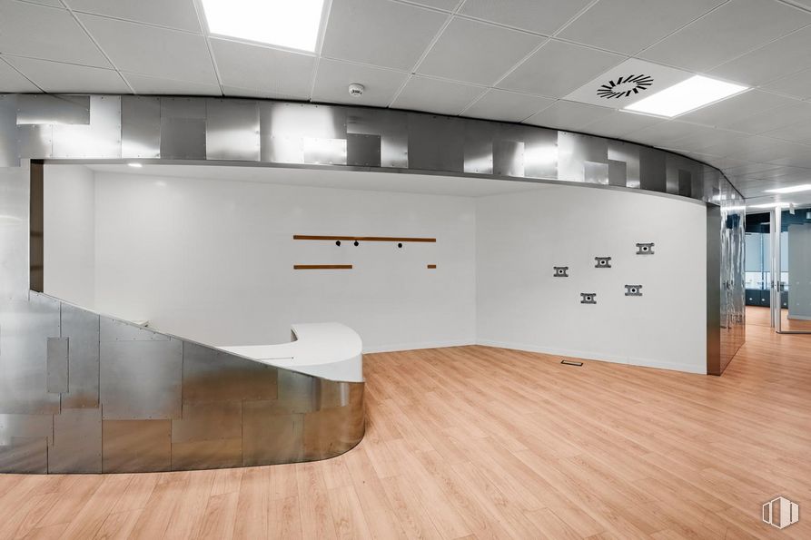 Oficina en alquiler en Nuga Castellana, Paseo Castellana, 200, Chamartín, Madrid, 28046 con madera, edificio, diseño de interiores, piso, entrada, accesorio, pared, propiedad material, techo y material compuesto alrededor