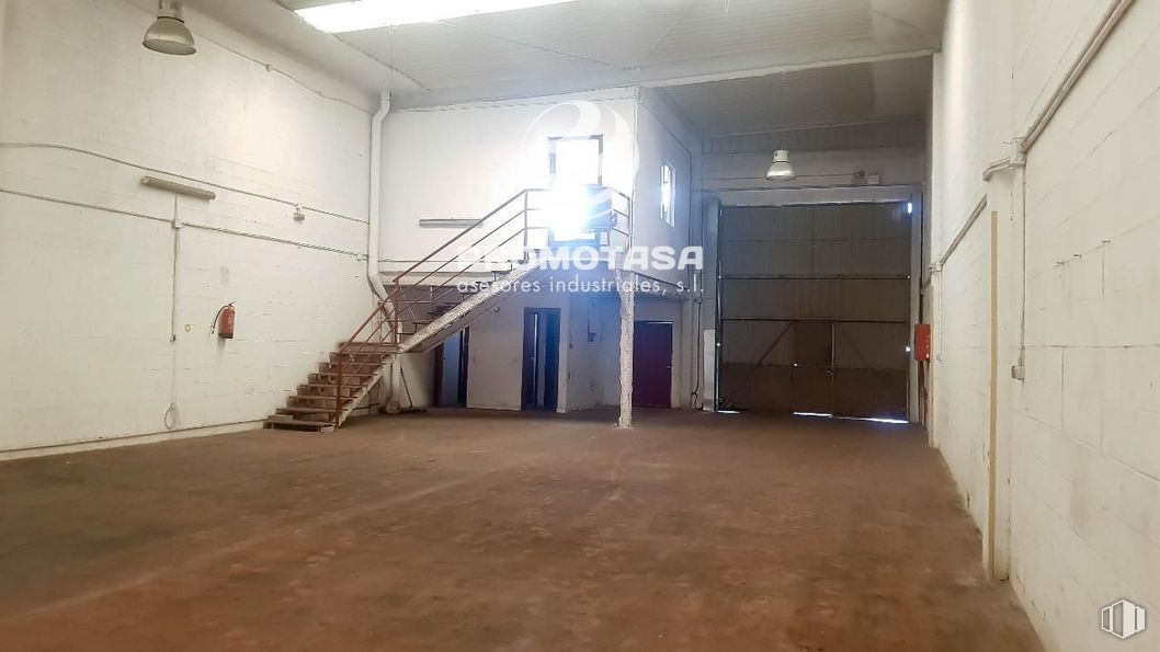 Industrial for sale at Polígono Santa Ana, Rivas-Vaciamadrid, Madrid, 28529 with floor, flooring, building material and daylighting around