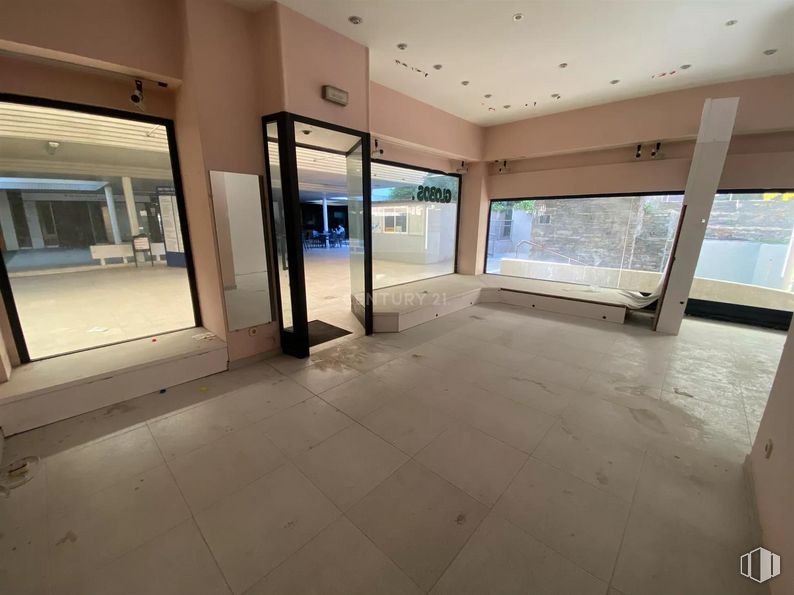 Retail for sale & for rent at Calle Cañadilla, Las Rozas de Madrid, Madrid, 28230 with door, building, fixture, window, shade, floor, flooring, glass, condominium and ceiling around