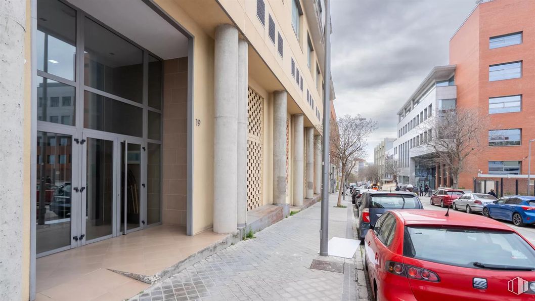 Oficina en venta en Calle Alfonso Gómez, 17, San Blas - Canillejas, Madrid, 28037 con coche, edificio, vehículo terrestre, vehículo de motor, iluminación del automóvil, exterior del automóvil, luz de estacionamiento, coche familiar, aparcamiento y sistema de ruedas para automóviles alrededor