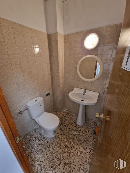 Retail for rent at Avenida Río Boladiez, Toledo, 45007 with toilet, sink, mirror, plumbing fixture, bathroom sink, toilet seat, tap, bathroom, building and wood around