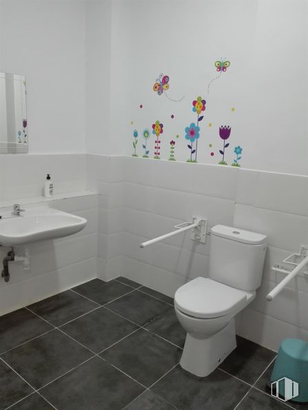 Retail for rent at Calle Zamora, 14, Fuenlabrada, Madrid, 28941 with toilet, sink, property, white, plumbing fixture, purple, bathroom, black, toilet seat and tap around