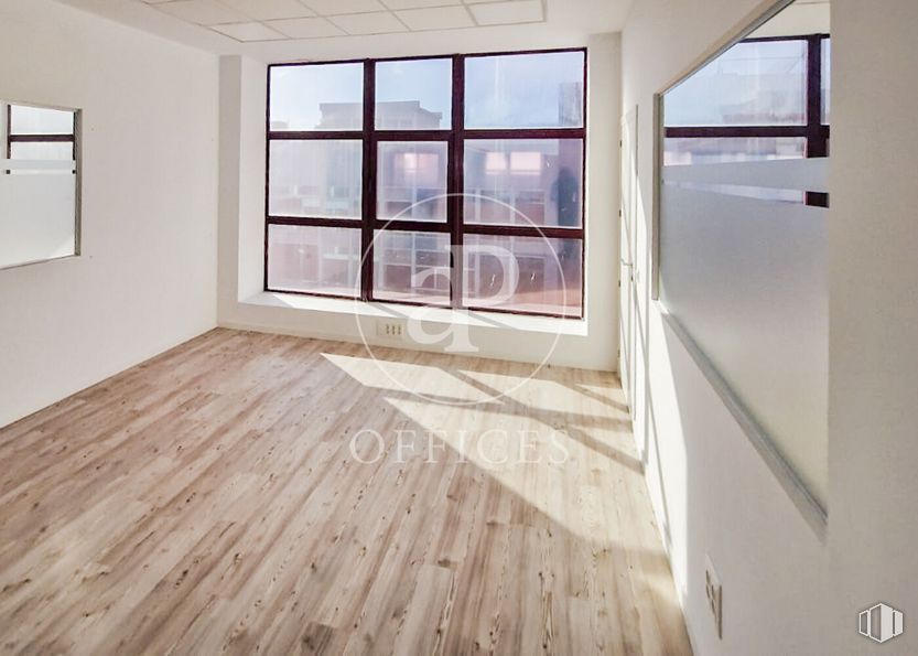 Oficina en alquiler en Calle Miguel Yuste, San Blas - Canillejas, Madrid, 28037 con ventana, accesorio, madera, suelo, suelos, rectángulo, tinte para madera, vidrio, madera dura y hall alrededor