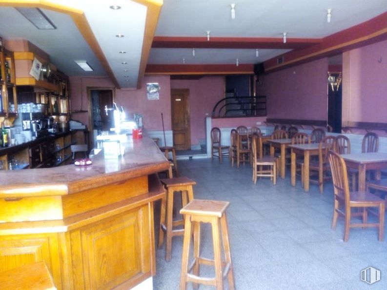 Retail for sale at Zona centro, Cantalejo, Segovia, 40380 with stool, chair, countertop, furniture, table, restaurant, wood stain, hardwood, varnish and bar around