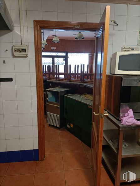 Local en venta en Avenida Portugal, Toledo, 45005 con horno microondas, alumbrado, electrodoméstico, lámpara, litera, madera, suelo, estante, suelos y cocina alrededor