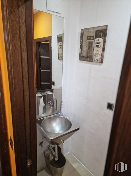 Local en alquiler en Ronda Pescadería, 35, Alcalá de Henares, Madrid, 28801 con fregadero, espejo, lavabo, grifo, accesorios de fontanería, cuarto de baño, madera, accesorio, suelo y marco alrededor