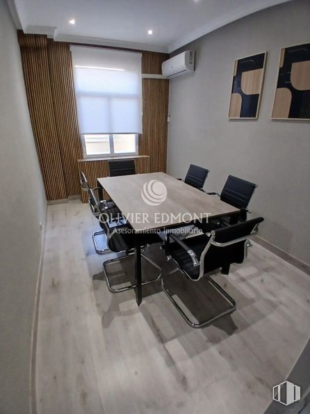 Oficina en alquiler en Calle Gran Vía, Centro, Madrid, 28013 con silla, mesa, ventana, mesa de cocina y comedor, mueble, edificio, sofá, rectángulo, madera y alumbrado alrededor