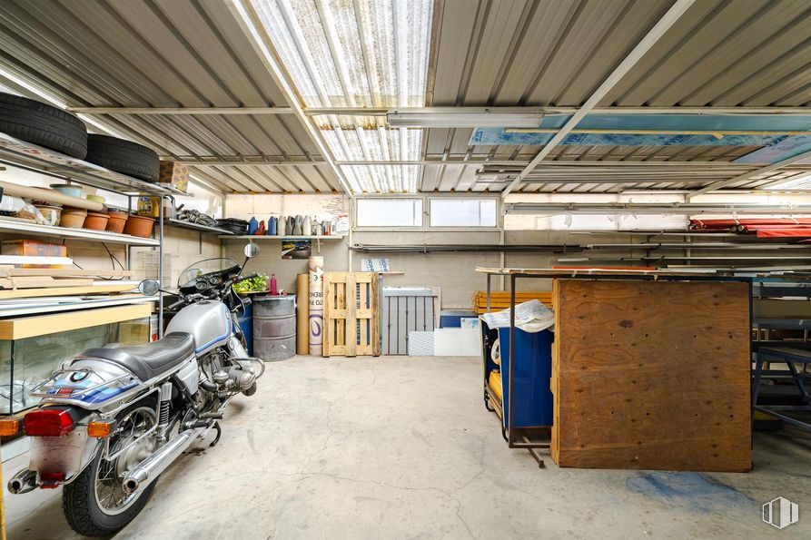 Nave en venta en Polígono Industrial La Garena, Alcalá de Henares, Madrid, 28806 con motocicleta, neumático, rueda, madera, neumático de automoción, suelo, suelos, iluminación del automóvil, vehículo de motor y vehículo alrededor